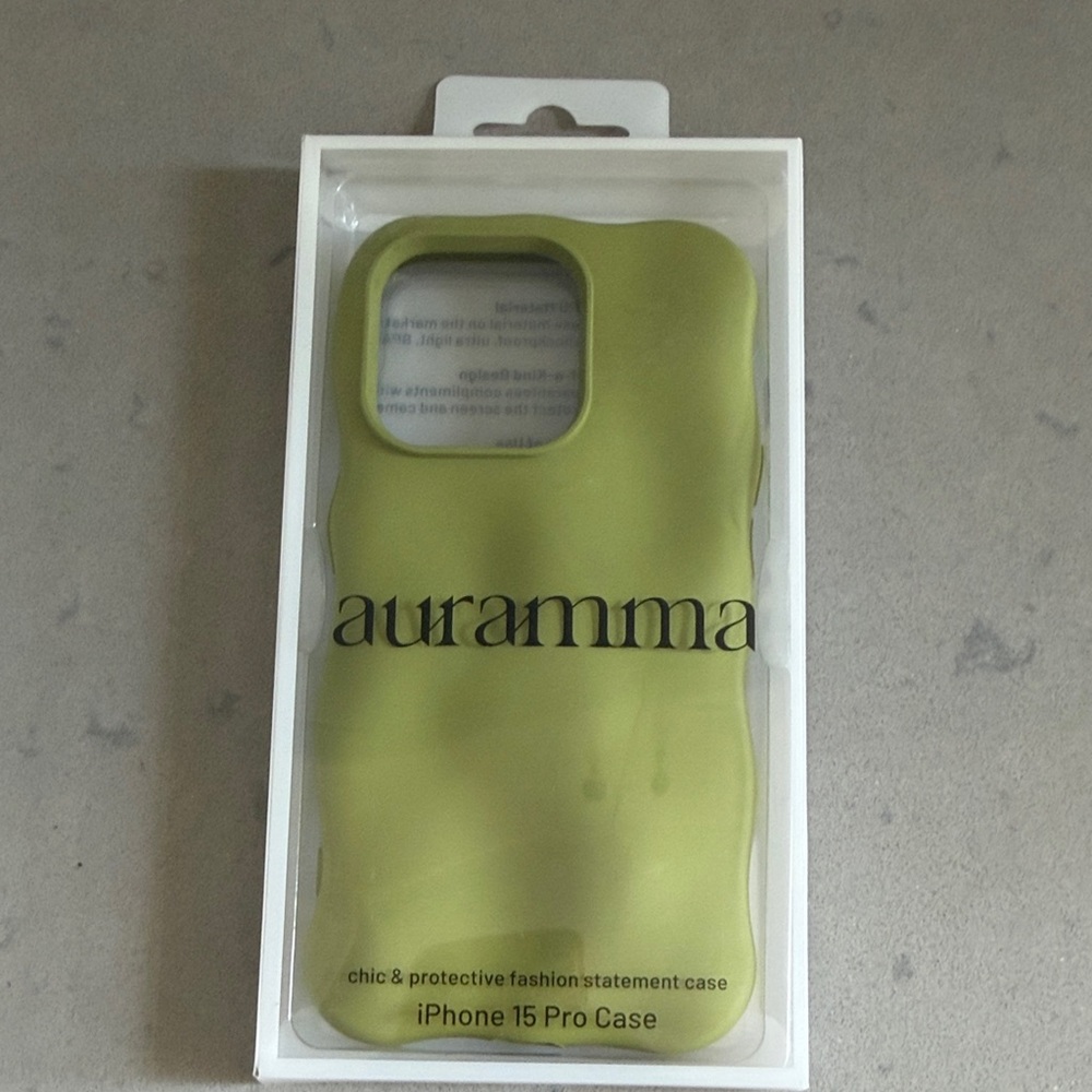 NWT Auramma iPhone 15 Pro case